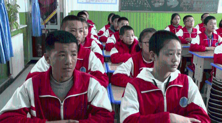逃离阴暗的房屋