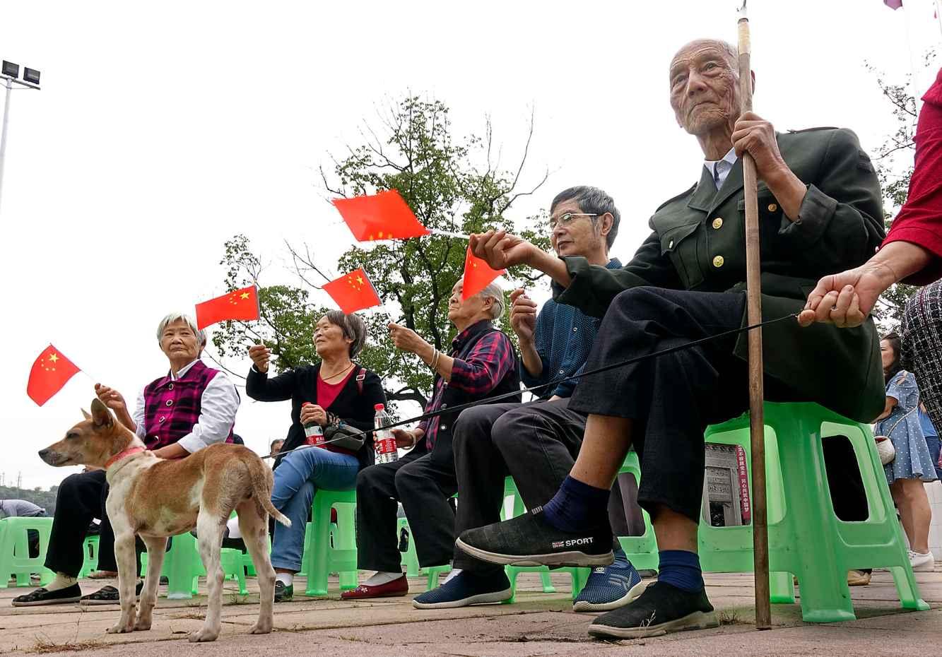 烟丝泡水里将衬衣染黄，如何洗掉呢？