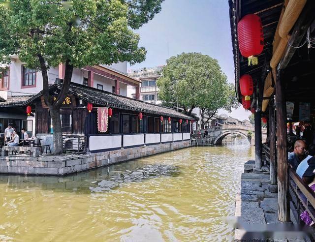 所有英文字母中只有书写体的小写英文字母t可以写成下图这样是吗？游戏画面